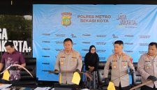Kapolres Metro Bekasi Kota Kombes Pol Kusumo Wahyu Bintoro saat menunjukkan barang bukti pada kasus dua remaja tewas di got