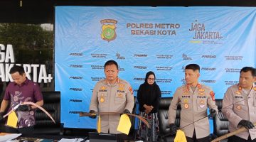 Kapolres Metro Bekasi Kota Kombes Pol Kusumo Wahyu Bintoro saat menunjukkan barang bukti pada kasus dua remaja tewas di got