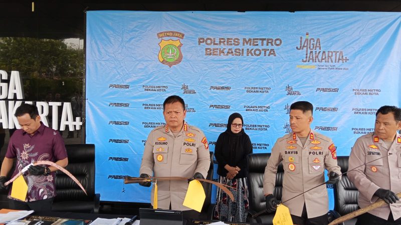 Kapolres Metro Bekasi Kota Kombes Pol Kusumo Wahyu Bintoro saat menunjukkan barang bukti pada kasus dua remaja tewas di got