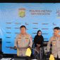 Kapolres Metro Bekasi Kota Kombes Pol Kusumo Wahyu Bintoro saat menunjukkan barang bukti pada kasus dua remaja tewas di got