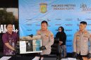 Kapolres Metro Bekasi Kota Kombes Pol Kusumo Wahyu menunjukkan barang bukti penipuan oleh karyawan Outsourcing Bank BUMN di Kota Bekasi 