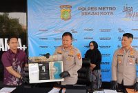 Kapolres Metro Bekasi Kota Kombes Pol Kusumo Wahyu menunjukkan barang bukti penipuan oleh karyawan Outsourcing Bank BUMN di Kota Bekasi 
