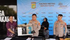 Kapolres Metro Bekasi Kota Kombes Pol Kusumo Wahyu menunjukkan barang bukti penipuan oleh karyawan Outsourcing Bank BUMN di Kota Bekasi 