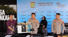 Kapolres Metro Bekasi Kota Kombes Pol Kusumo Wahyu menunjukkan barang bukti penipuan oleh karyawan Outsourcing Bank BUMN di Kota Bekasi 
