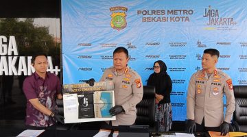 Kapolres Metro Bekasi Kota Kombes Pol Kusumo Wahyu menunjukkan barang bukti penipuan oleh karyawan Outsourcing Bank BUMN di Kota Bekasi 