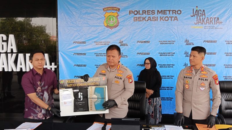 Kapolres Metro Bekasi Kota Kombes Pol Kusumo Wahyu menunjukkan barang bukti penipuan oleh karyawan Outsourcing Bank BUMN di Kota Bekasi 