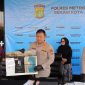 Kapolres Metro Bekasi Kota Kombes Pol Kusumo Wahyu menunjukkan barang bukti penipuan oleh karyawan Outsourcing Bank BUMN di Kota Bekasi 