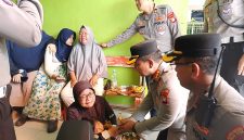 Kapolres Metro Bekasi Kota Kombes Pol Kusumo Wahyu saat mengemuka keluarga korban kecelakaan 
