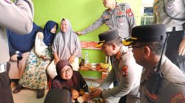 Kapolres Metro Bekasi Kota Kombes Pol Kusumo Wahyu saat mengemuka keluarga korban kecelakaan 