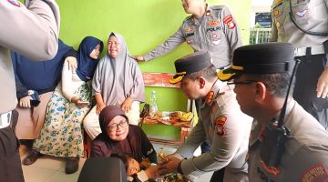 Kapolres Metro Bekasi Kota Kombes Pol Kusumo Wahyu saat mengemuka keluarga korban kecelakaan 