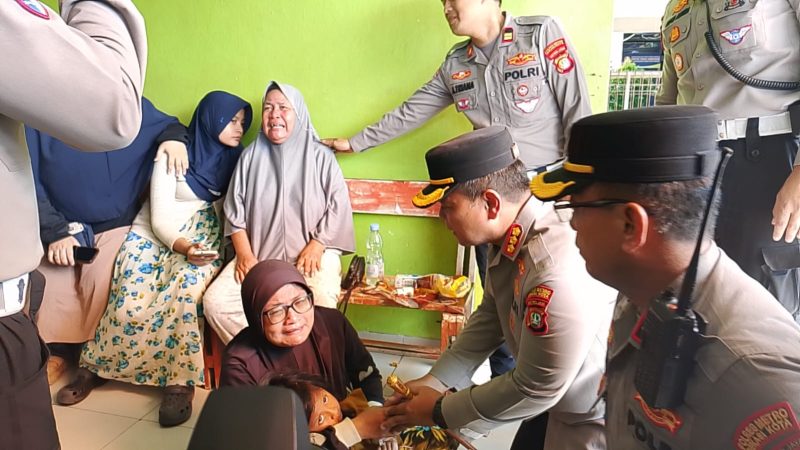 Kapolres Metro Bekasi Kota Kombes Pol Kusumo Wahyu saat mengemuka keluarga korban kecelakaan 