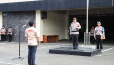 Ketua LSM Somasi, Budi Ariyanto saat mengikuti upacara peringatan HUT Bhayangkara di Polres Metro Bekasi Kota 