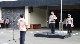 Ketua LSM Somasi, Budi Ariyanto saat mengikuti upacara peringatan HUT Bhayangkara di Polres Metro Bekasi Kota 