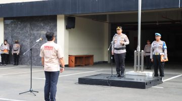 Ketua LSM Somasi, Budi Ariyanto saat mengikuti upacara peringatan HUT Bhayangkara di Polres Metro Bekasi Kota 
