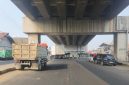 Truk yang nampak parkir sembarangan di kolong fly over Cipendawa 