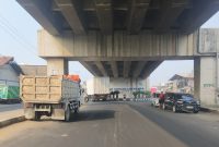 Truk yang nampak parkir sembarangan di kolong fly over Cipendawa 