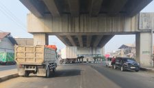Truk yang nampak parkir sembarangan di kolong fly over Cipendawa