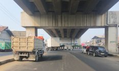 Truk Besar Parkir Sembarangan Di Kolong Fly Over Cipendawa, Pemerintah Tutup Mata
