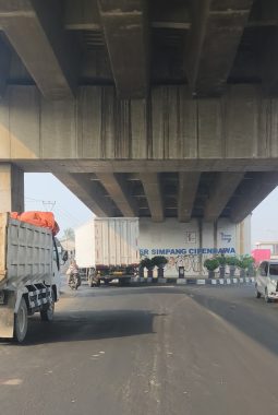 Truk Besar Parkir Sembarangan Di Kolong Fly Over Cipendawa, Pemerintah Tutup Mata