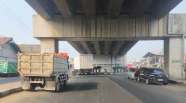 Truk yang nampak parkir sembarangan di kolong fly over Cipendawa 