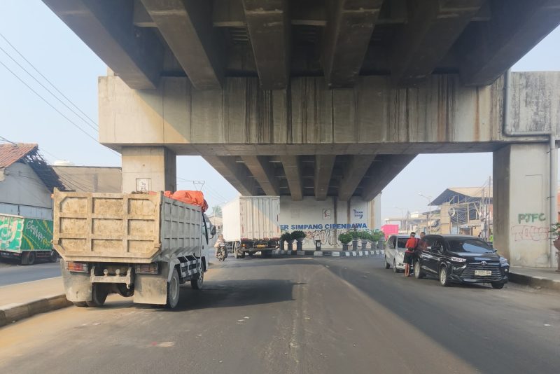 Truk yang nampak parkir sembarangan di kolong fly over Cipendawa 