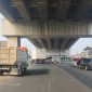 Truk yang nampak parkir sembarangan di kolong fly over Cipendawa 