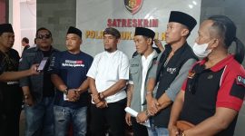 Koalisi Masyarakat Kota Sukabumi saat  mendatangi Markas Kepolisian Resor (Polres) Sukabumi Kota. (Foto: Eka)