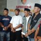 Koalisi Masyarakat Kota Sukabumi saat  mendatangi Markas Kepolisian Resor (Polres) Sukabumi Kota. (Foto: Eka)