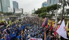 Ribuan massa dari masyarakat dan mahasiswa saat melakukan aksi dan menyuarakan 5 tuntutan. (Foto: Istimewa)