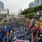 Ribuan massa dari masyarakat dan mahasiswa saat melakukan aksi dan menyuarakan 5 tuntutan. (Foto: Istimewa)