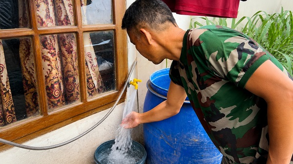 Warga Condet, Jakarta Timur, mulai merasakan manfaat layanan air minum perpipaan PAM JAYA. Air lebih jernih, pengeluaran lebih hemat, dan ketergantungan terhadap air tanah berkurang.