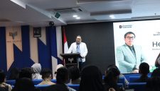 Direktur Utama PLN EMI, Henri Firdaus saat menjadi pembicara di EMI Sustainability Campus Talk yang digelar di Institut Teknologi PLN (IT PLN), Selasa (23/6/2026).