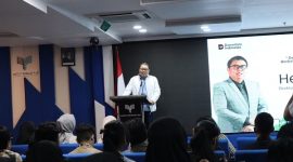 Direktur Utama PLN EMI, Henri Firdaus saat menjadi pembicara di EMI Sustainability Campus Talk yang digelar di Institut Teknologi PLN (IT PLN), Selasa (23/6/2026).