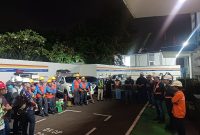 Petugas PLN UP3 Menteng dan PAM Jaya melakukan briefing serta persiapan bersama sebelum pelaksanaan pemeliharaan gardu listrik yang menyuplai IPA Pejompongan 1 PAM Jaya.