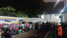 Petugas PLN UP3 Menteng dan PAM Jaya melakukan briefing serta persiapan bersama sebelum pelaksanaan pemeliharaan gardu listrik yang menyuplai IPA Pejompongan 1 PAM Jaya.