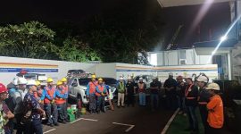 Petugas PLN UP3 Menteng dan PAM Jaya melakukan briefing serta persiapan bersama sebelum pelaksanaan pemeliharaan gardu listrik yang menyuplai IPA Pejompongan 1 PAM Jaya.