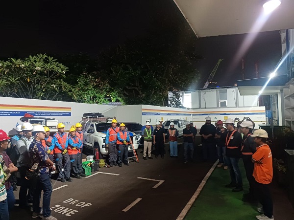 Petugas PLN UP3 Menteng dan PAM Jaya melakukan briefing serta persiapan bersama sebelum pelaksanaan pemeliharaan gardu listrik yang menyuplai IPA Pejompongan 1 PAM Jaya.