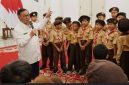 Gubernur DKI Jakarta Pramono Anung saat didatangi para siswa SD di Jakarta.
