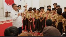 Gubernur DKI Jakarta Pramono Anung saat didatangi para siswa SD di Jakarta.
