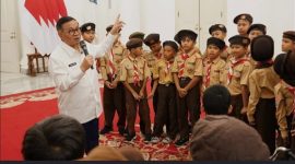 Gubernur DKI Jakarta Pramono Anung saat didatangi para siswa SD di Jakarta.