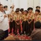 Gubernur DKI Jakarta Pramono Anung saat didatangi para siswa SD di Jakarta.
