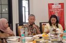 Prasetyo Edi Marsudi (tengah)