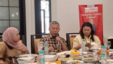 Prasetyo Edi Marsudi (tengah)