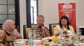 Prasetyo Edi Marsudi (tengah)