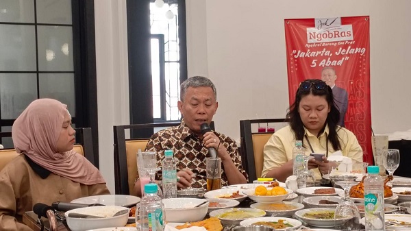 Prasetyo Edi Marsudi (tengah)