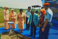 Nannie Hadi Tjahjanto saat meletakkan batu pertama pembangunan SMA Pradita Dirgantara. (Foto: ist)