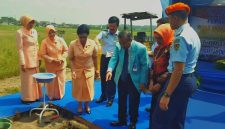 Nannie Hadi Tjahjanto saat meletakkan batu pertama pembangunan SMA Pradita Dirgantara. (Foto: ist)