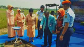 Nannie Hadi Tjahjanto saat meletakkan batu pertama pembangunan SMA Pradita Dirgantara. (Foto: ist)