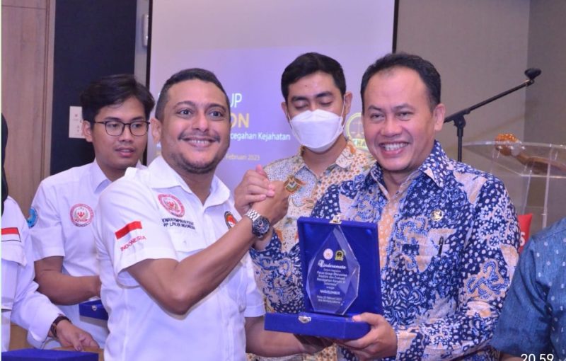 Ketua DPP LPKAN Indonesia, Husin Salim (kiri)