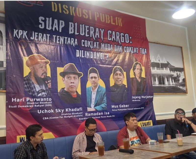 Direktur Eksekutif Studi Demokrasi Rakyat (SDR), Heri Purwanto (kanan)
